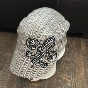 Black & White Houndstooth Newsboy With Rhinestone Blinged Fleur De‎ Lis Hat EUC